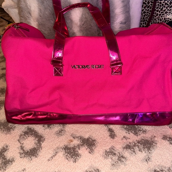 Victoria’s Secret extra large pink duffel bag NWOT - like new, never used! - Picture 1 of 9